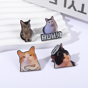 Lot de pin's émaillés chat meme internet avec designs HUH et WHAT sur un support ondulé