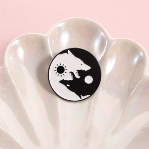 Pin's loup Yin Yang avec soleil et lune sur un plateau décoratif en coquille
