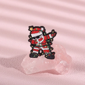 Dettaglio della spilla Babbo Natale Dabbing con occhiali da sole e luci natalizie colorate