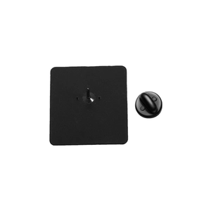 Dettaglio del retro della spilla quadrata in smalto nero con chiusura in gomma