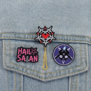 Lot de trois pin's en émail gothique occulte avec motifs de pentagramme et sataniques sur denim