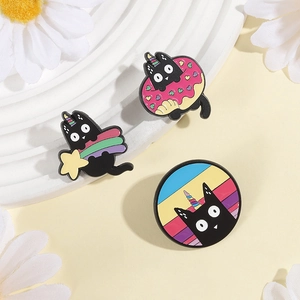 Lot de trois broches en émail chat licorne noir avec détails arc-en-ciel et donut