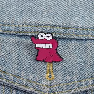 Spilla smaltata dinosauro rosa su giacca di jeans per amanti di cartoni animati