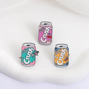 Tre spille smaltate a forma di lattina di soda con scritta You're My Crush e motivi