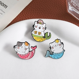 Trois jolies broches émaillées en forme de chat sirène, couleurs jaune, rose et bleue