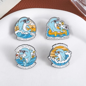 Lot de quatre broches dauphin en émail avec lunettes et slogan Ride the Wave