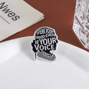 Pin's en émail silhouette juge avec col en dentelle et citation inspirante