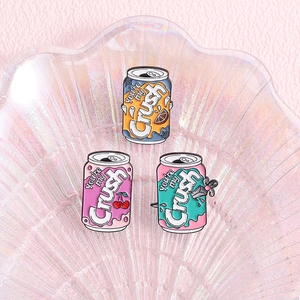 Set di tre spille smaltate colorate a forma di lattina di soda con motivi di frutta