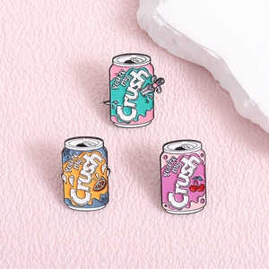 Détail de pin's en émail canettes de soda aux fruits avec texte You're my Crush sur rose