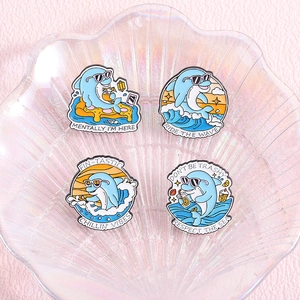 Lot de 4 broches dauphin en émail bleu avec slogans marins sur plateau coquille