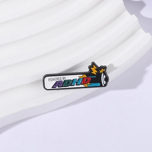 Spilla minimalista in smalto a forma di batteria con testo ADHD su supporto ondulato