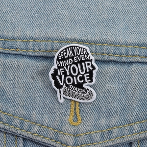 Broche en émail inspirante avec texte gravé sur une veste en jean, design de profil