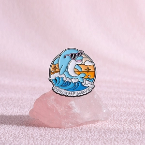 Broche en émail dauphin surfeur mignon avec lunettes de soleil et texte Ride the Wave