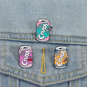 Trois broches en émail canettes avec texte 'You're my Crush' sur tissu denim bleu clair