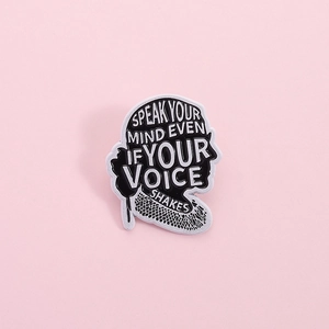 Broche en émail en forme de silhouette avec citation inspirante et détails en métal