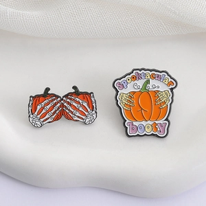 Lot de broches Halloween en émail citrouille avec mains squelette et texte artistique