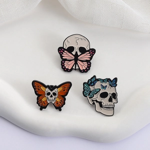 Set di spille smaltate gotiche con teschio e farfalla dal design artistico oscuro