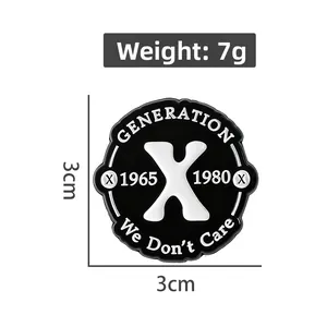 Détail du badge émaillé rond de 3cm affichant un poids de 7g et un design de génération