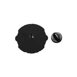 Vue détaillée du dos d'une épingle en émail noir mat avec fermoir en caoutchouc noir