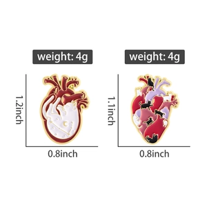 Vue détaillée des épingles en émail d'anatomie du cœur avec motifs de chat et dimensions