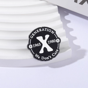 Pin's émaillé Generation X avec slogan 'We Don't Care' et années 1965-1980 sur socle blanc