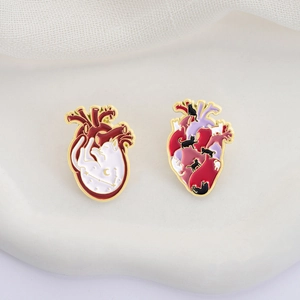 Lot de deux pins en émail cœur anatomique avec chats célestes et motifs de lune dorée