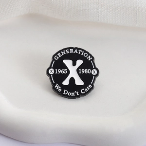 Insigne rond émaillé Generation X 1965-1980 avec slogan We Don't Care sur tissu blanc