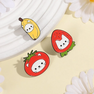 Détail de l'ensemble de pins en émail chats fruits avec motifs banane et fraise