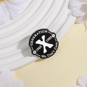 Broche émaillée minimaliste Generation X noir et blanc avec slogan 1965-1980
