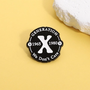 Badge rond noir Generation X minimaliste avec texte blanc 1965-1980 sur fond jaune vif