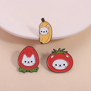 Broche Chat Fruit en Émail de Dessin Animé Mignon en Alliage de Zinc Banane Fraise Tomate Épingles pour Sac à Dos Vêtements Bijoux