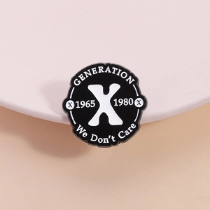 Pin's émaillé rétro Generation X 1965-1980 avec slogan 'We Don't Care' sur badge ondulé