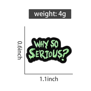 Détail du pin's WHY SO SERIOUS en émail avec dimensions de 2,8 x 1,5 cm en noir