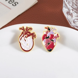Lot de deux broches en émail créatives en forme de cœur avec motifs chats et médicaux