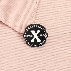 Gros plan détaillé du badge Generation X en émail avec texte blanc sur métal noir