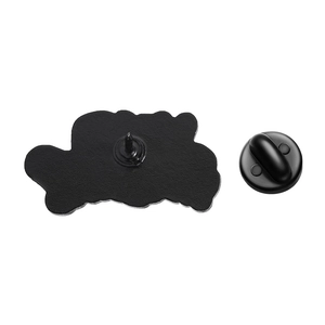 Détail de l'arrière d'une broche en métal noir mat avec fermoir en caoutchouc sûr