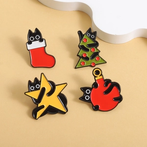 Set di quattro spille in smalto gatto nero di Natale con calze, alberi e stelle d'oro