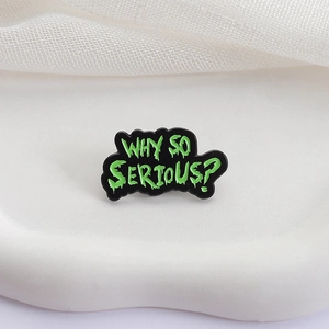 Broche en émail Why So Serious avec lettrage artistique vert sur base en métal noir