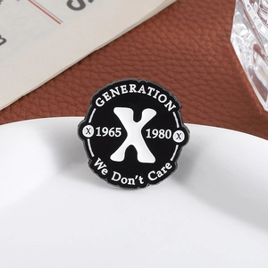 Pin's émaillé rond Generation X 1965-1980 avec slogan We Don't Care pour vêtements
