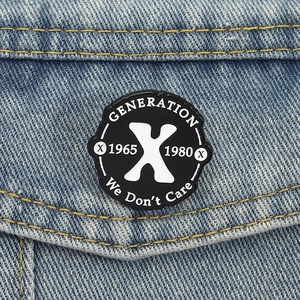 Macro d'un pin's émaillé Generation X avec texte 1965-1980 sur veste en jean bleu