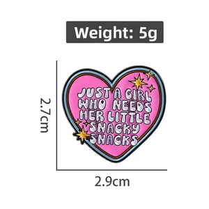 Spilla a cuore rosa in smalto con scritta e dimensioni del prodotto 2,7 cm x 2,9 cm
