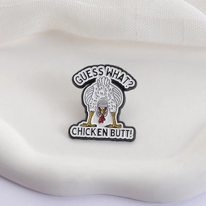 Épingle émaillée drôle en forme de coq avec slogan humoristique Guess What