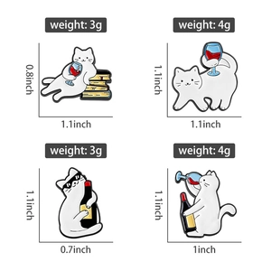 Detailspezifikationen von Emaille-Pins mit Katze, die Größe und Gewicht der Abzeichen zeigen