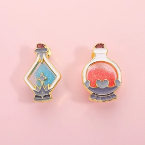 Broches en émail de bouteilles magiques avec motifs de sable pailleté bleu et rouge doré