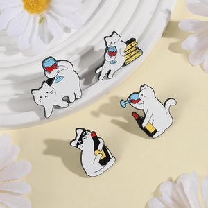 Vierteiliges Set niedlicher weißer Katzen-Emaille-Pins mit Weinflaschen und Gläsern
