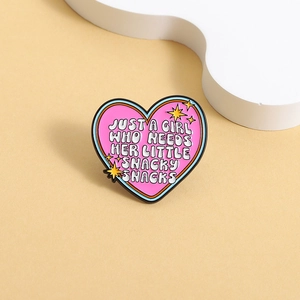 Spilla smaltata a cuore rosa con stelle e scritta Just a Girl Who Needs Her Little Snacks