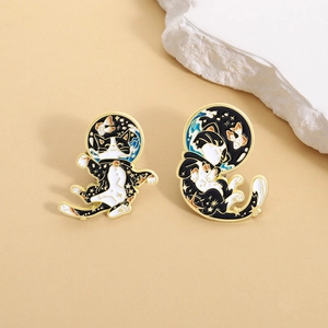 Broches en émail de chats noir et blanc style japonais avec motifs ciel étoilé