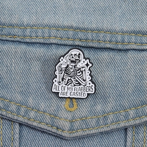 Witzige Emaille-Anstecknadel mit Skelett und Kaffeetasse auf Denim-Hintergrund