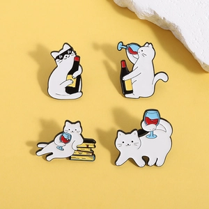 Vierteiliges Set niedlicher Emaille-Pins mit weißen Katzen, Weinflaschen und Gläsern für Kleidung