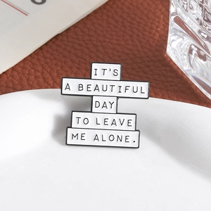 Broche en émail avec texte It's A Beautiful Day To Leave Me Alone sur formes rectangulaires